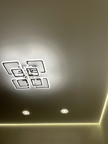 Фото натяжного потолка в гостинной