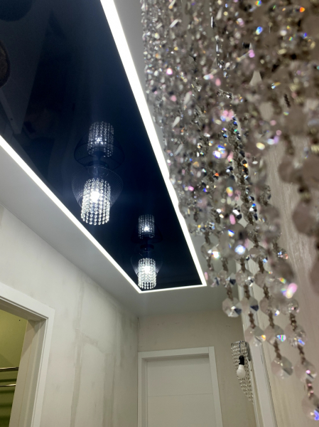 Фото цветного натяжного потолка в коридор