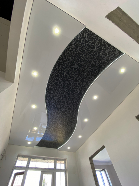 Фото потолка со спайками полотен