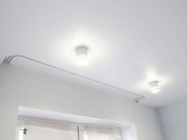 Фото натяжного потолка с нишей под карниз