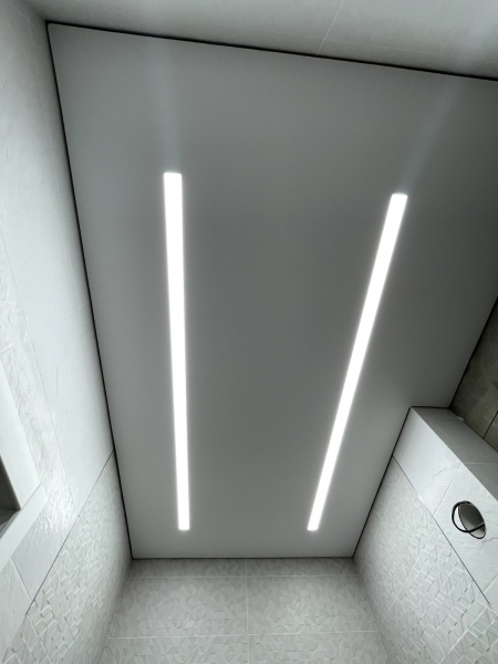 Фото натяжного потолка в санузле