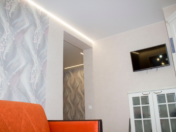 Фото матового натяжного потолка в зал