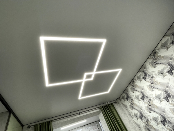 Потолок со световыми линиями в спальне